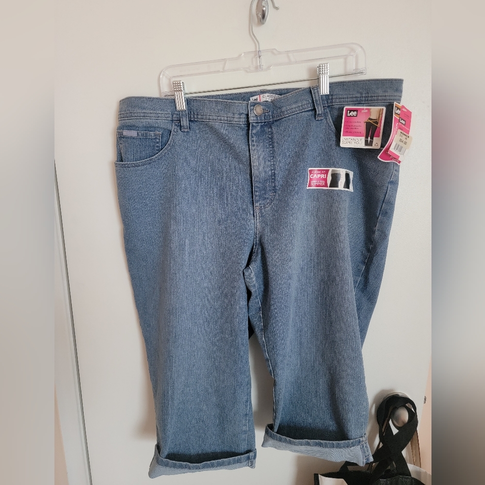 Size 20W Lee Classic Fit at the Waist Capri NWT msrp $54